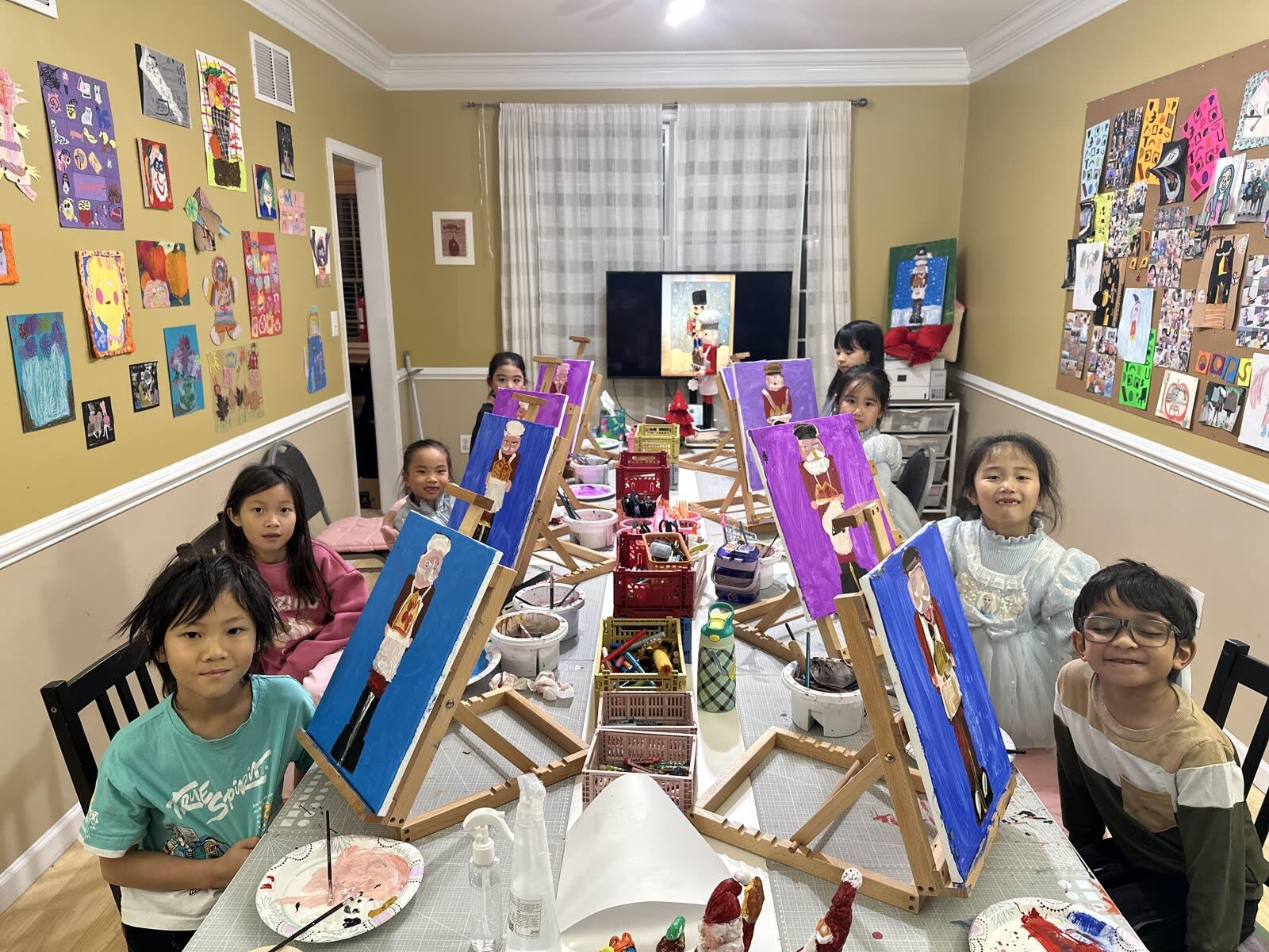孩子们在画架前画画